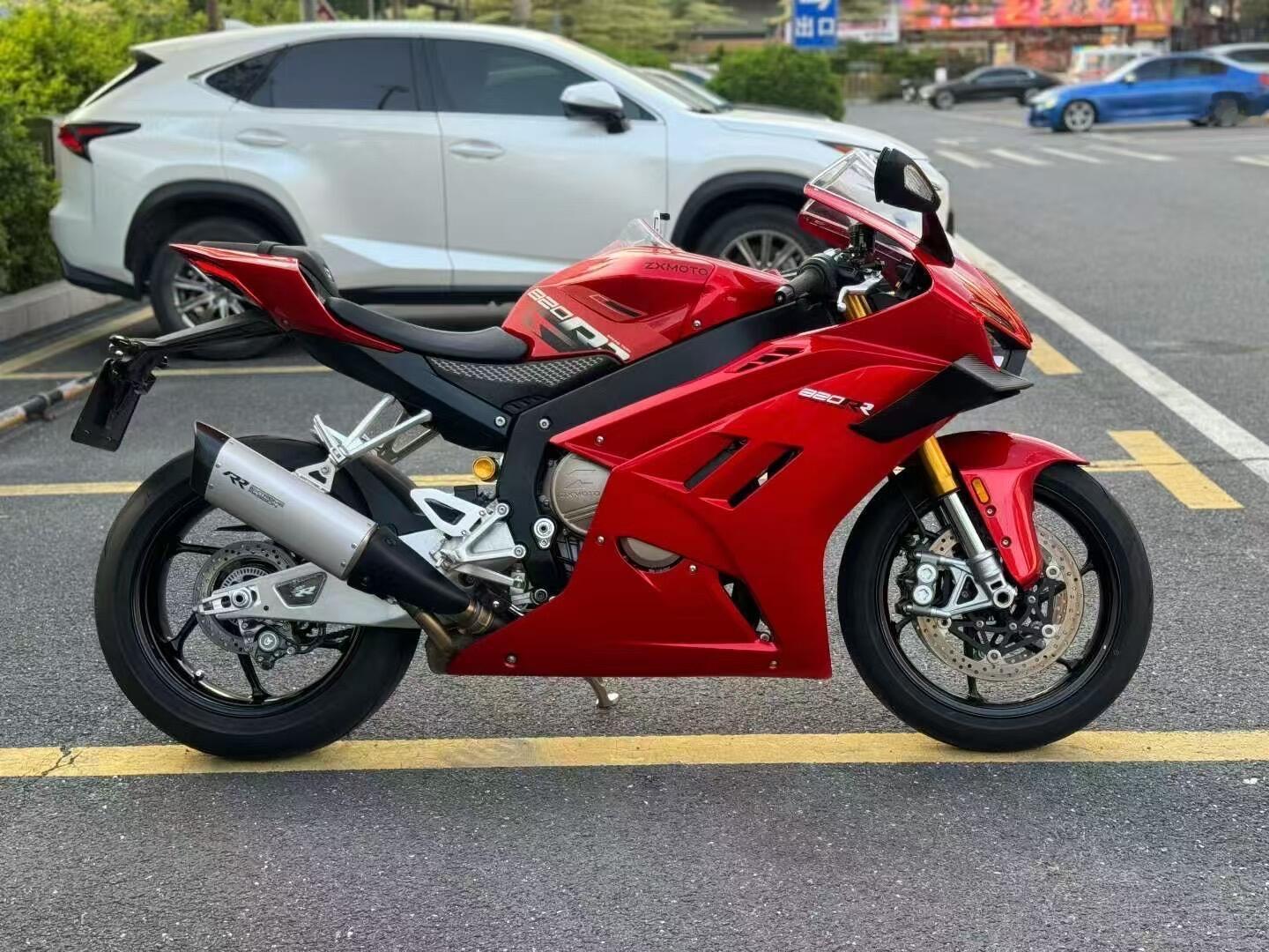 摩博会的 820RR-RS 对标的是杜卡迪 V2、雅马哈 R9，我估售价不到对方一半，9 万左右。性能摸到 V2 的边，配置还更高，国产性能车这次卷到进口车老家了。【来自懂车帝车友圈】