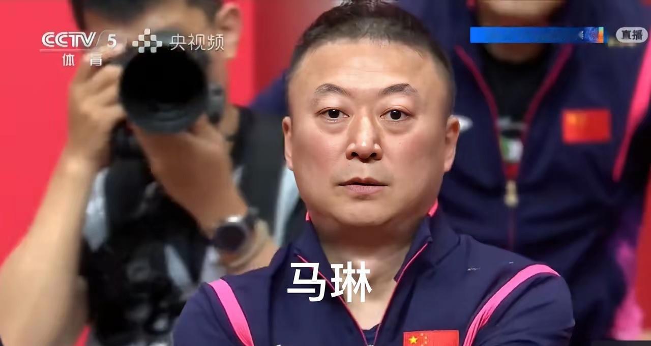 刘国梁：赛前笑，赛后僵。36年头一回，热搜明天该炸了。

王励勤：我坐主席台，手拍麻了不敢出声。赢不能狂，输不能慌。

马琳：女队赢日本，干净。我心里当然踏实，但不敢乐出声。

王励勤：马琳就是乐开花还端着。

马琳：不端咋办，女队赢了是应该，男队输了是地震。

王皓：别替我遮了，这块是我没接住。