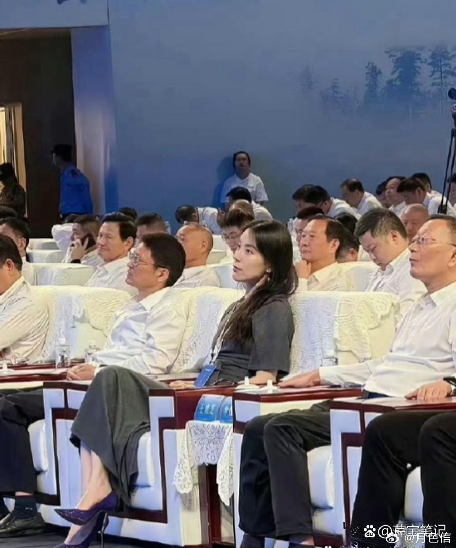不得不承认蔚来老板娘真的很好看，谁都忍不住多看两眼 ​