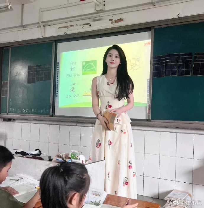 #老师被家长举报要求保证不怀孕#，#班主任休产假家长称一定要生孩子吗#？这个问题问得好呀！那么问题来了：家长就一定要生孩子吗？这不，有#男子因字体稚嫩差点失去家长身份#，#爸爸字迹和10岁儿子撞款了# ！ ​