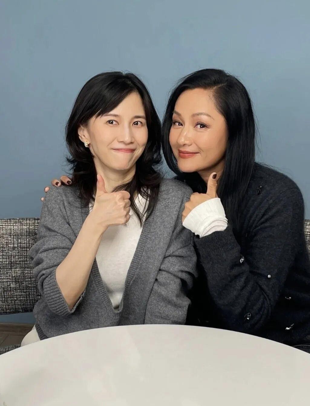 拒绝一个追了自己三次的男人，普通人多半连朋友都没法做，瞿颖偏偏能把胡兵处成三十多年的过命交情。
换成任何一个好面子的人，表白失败三次，早就尴尬得退群互删了。
但他们俩到现在还能毫无芥蒂地同框。她重新回到大众视线时，胡兵比谁都激动，这种体面不是装出来的，是她当年拒绝归拒绝，却从没冷冰冰地把这个人踢