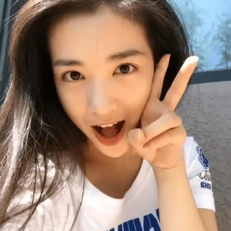 谁能料到代露娃出圈之后，事业迎来这么大落差。
 
凭借两部剧的女二号收获大量关注，所有人都以为她会拿到更好资源，可接连半年，找上门的全是戏份不多的客串。
 
她心里压力很大，最担心团队长久付出，最后落得一场空。即便机会不起眼，她依旧认真对待每一次出演，默默坚持打磨演技。
​
​代露娃坦言，走红之后长