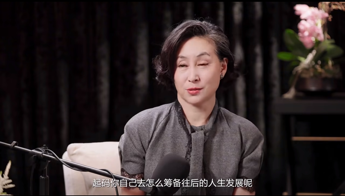 章泽天采访何超琼，何超琼那个反问一出来，主客位置瞬间互换。

五期播客看下来，刘嘉玲、曾燕红、王强、何超琼，嘉宾一个比一个硬，但章泽天的问题确实有点飘，没接住对方的段位。尤其何超琼全程涵养在线，甚至反问章泽天，这哪是采访，分明是阔太在给晚辈上课。

不是说她不够努力，而是有些圈子，真不是靠努力就能融