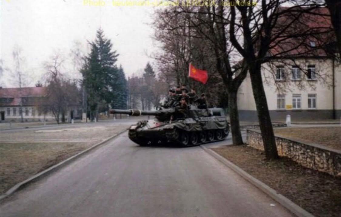 在20世纪80年代某次演习中“伪装”成苏联T-72的法国AMX-30坦克，扮演假想敌（OPFOR）角色。#烽火问鼎计划# ​