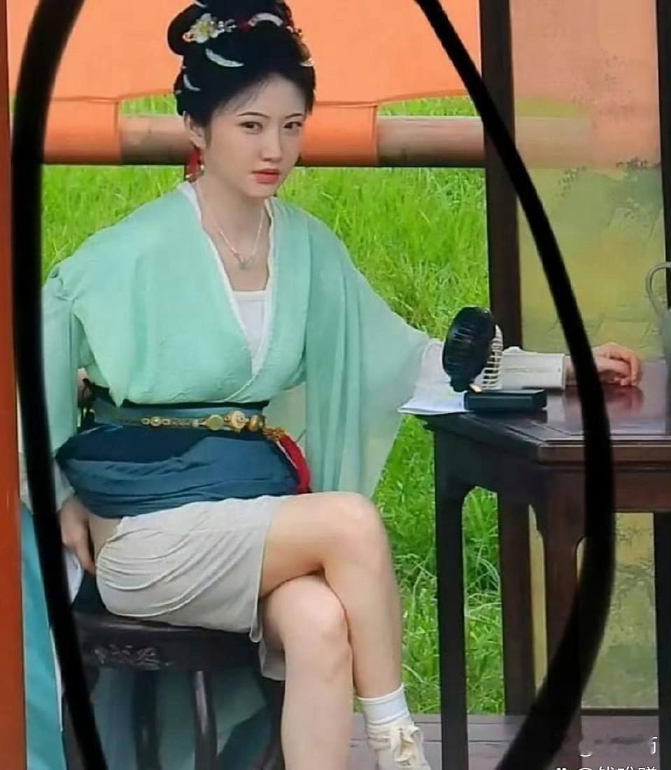 夏‎天‍‍拍‌‌古装戏是真的热，‏热到⁠﻿‌啥程度？‎你‍‌看景甜都热‏成什么‏样了。‎﻿‎ ​​​