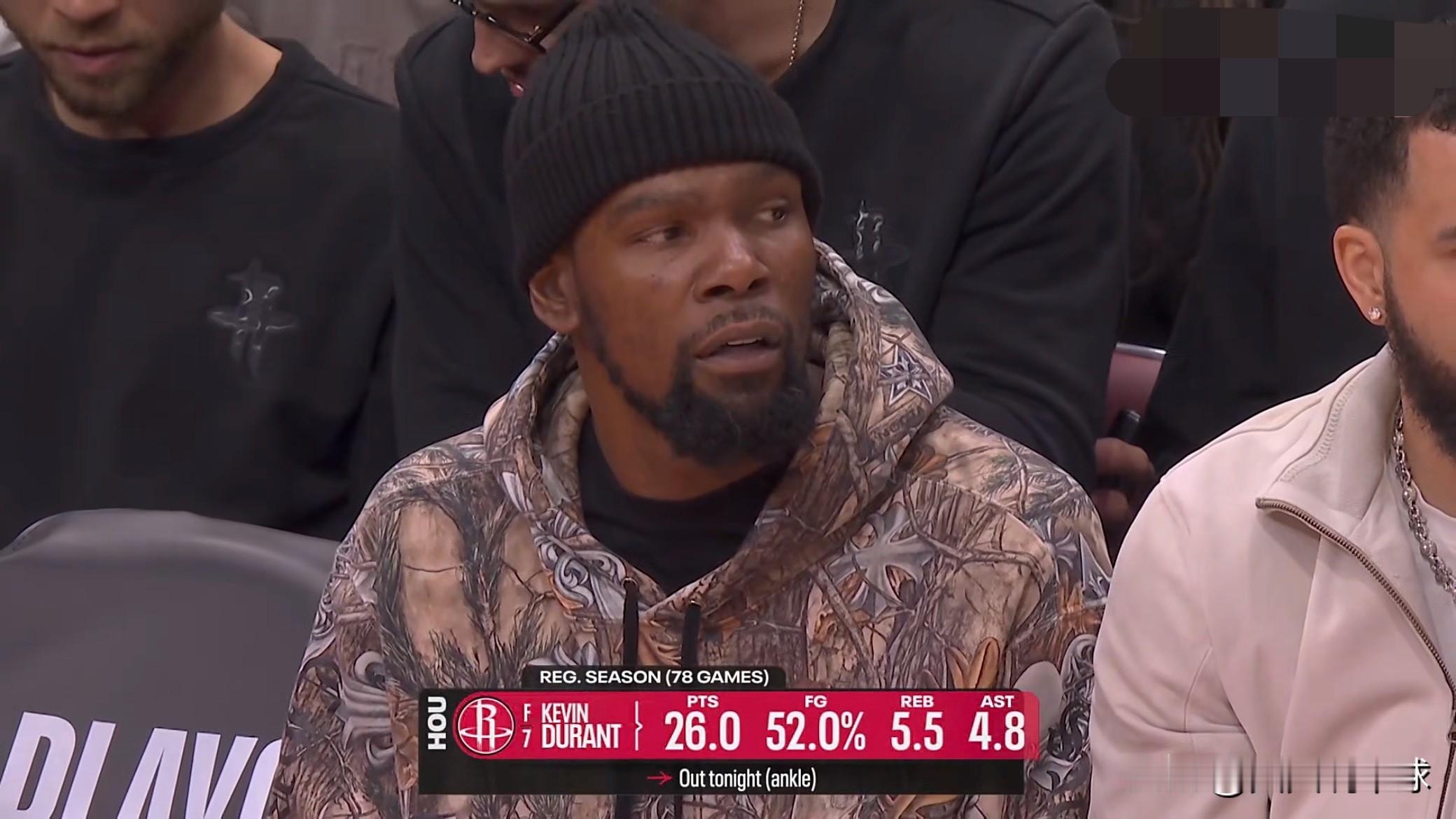 杜兰特真是太羡慕能够上场打球的詹姆斯了！  火箭对阵湖人的季后赛第四场...