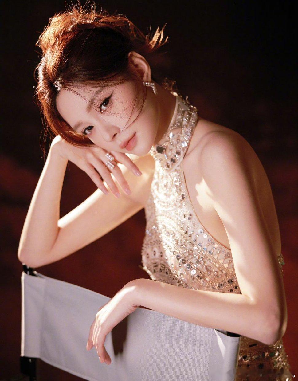 剧集#沈梦辰首次主持金鹰奖#
我对沈梦辰的印象就是敢于调侃自己的缺点，[笑cry]她说其实自己有点黑，白都是涂出来的。
试问哪个女明星要说自己黑？当然瞿颖除外，因为她就是要美黑。
现在她都开始主持金鹰奖了，看来她的主持生涯越来越好了。唯有热爱抵万千啊，祝福她。 ​