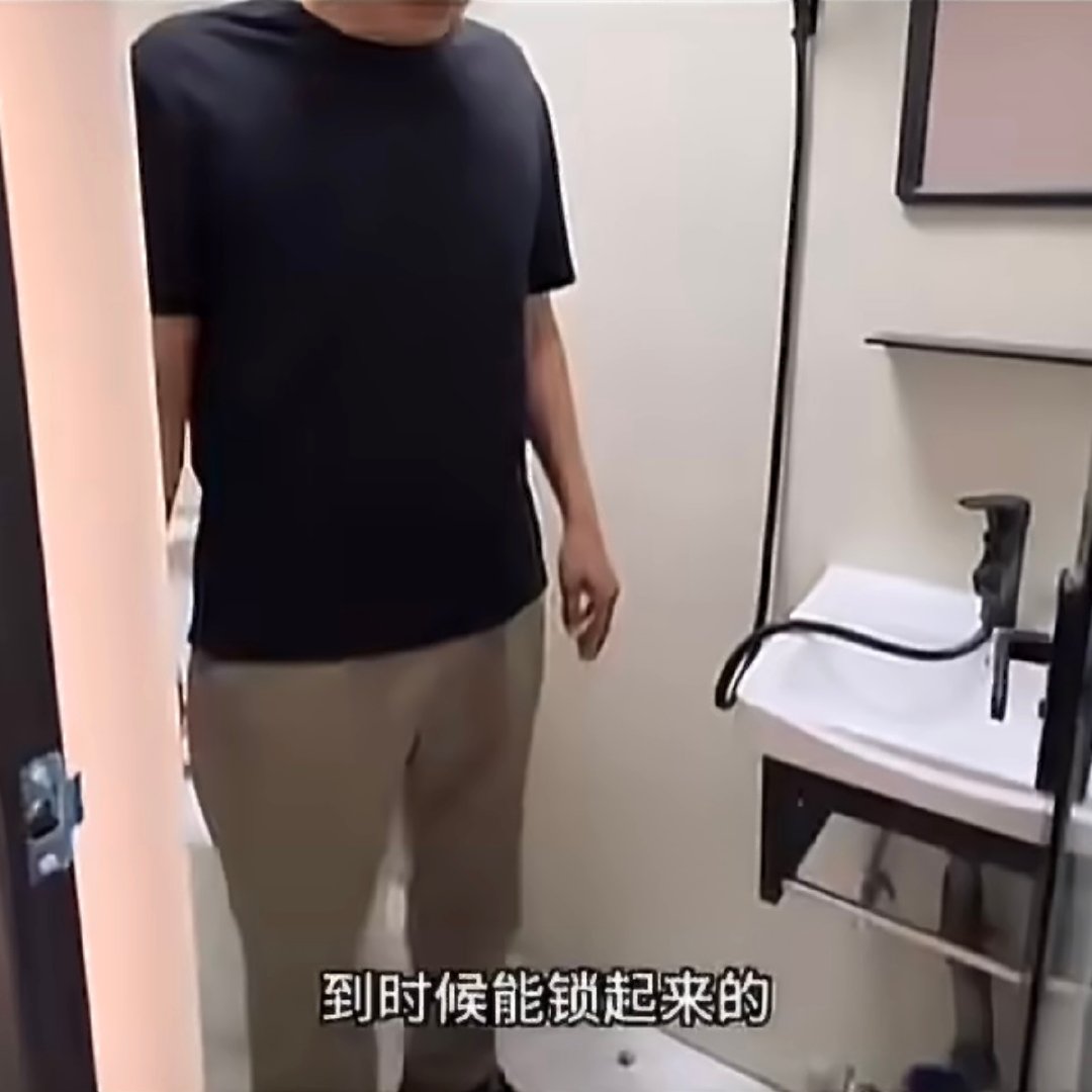 #上海小伙看完厕所后租下超小卧室#
上海500块租的小房间，带床、衣柜、鞋柜、窗户、空调，还有独立卫生间。
大门一关，过道还能放杂物，跑外卖住刚刚好，感觉很值。 ​
