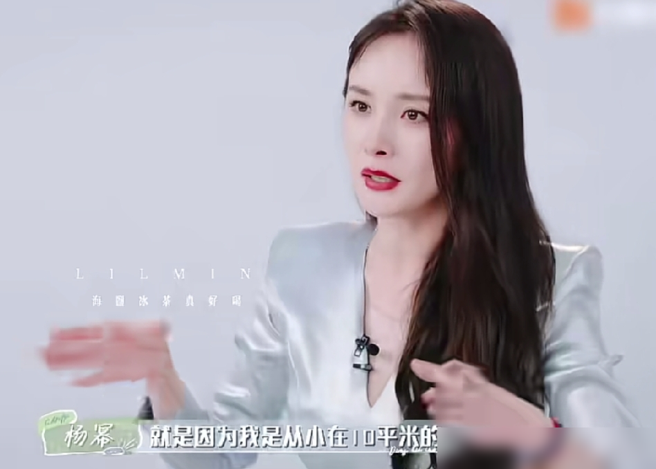 考不上清华就是笨蛋，杨幂大伯这句话，直接撕开了娱乐圈最虚伪的那层滤镜。
杨晓京，实打实的清华数学系教授，博导。他接受采访聊起侄女，原话是：杨幂根本不懂数学，脑子太笨，学不会，只能去演戏了。亲大伯，一点面子不留。
再翻杨幂自己的话，她说过自己是全家成绩最差的，表弟在哈佛读博。父亲也证实过，家里就这