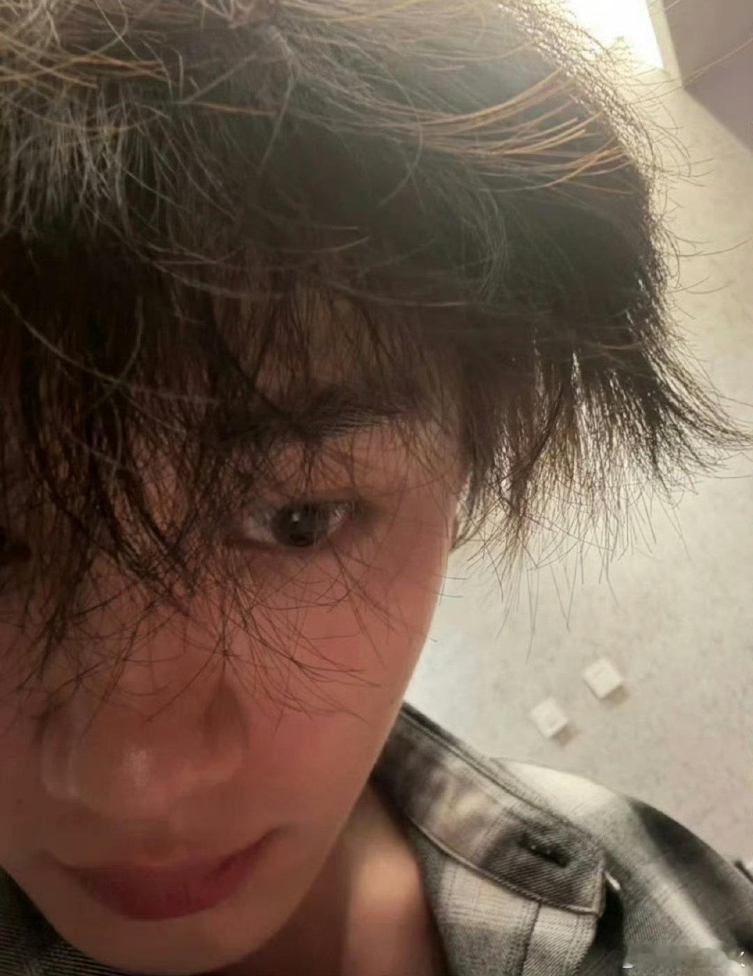 #丁程鑫发这样的睡衣自拍是好男孩吗# 丁程鑫昨晚在高会发布的这组自拍，核心元素是穿着睡衣、头发凌乱、不经意间露出锁骨，营造出一种刚睡醒或准备入睡的居家慵懒氛围。这种与舞台上光鲜亮丽形成反差的“男友风”生活感自拍，瞬间击中粉丝，让大家直呼“爱看多拍”。#丁程鑫[超话]# ​