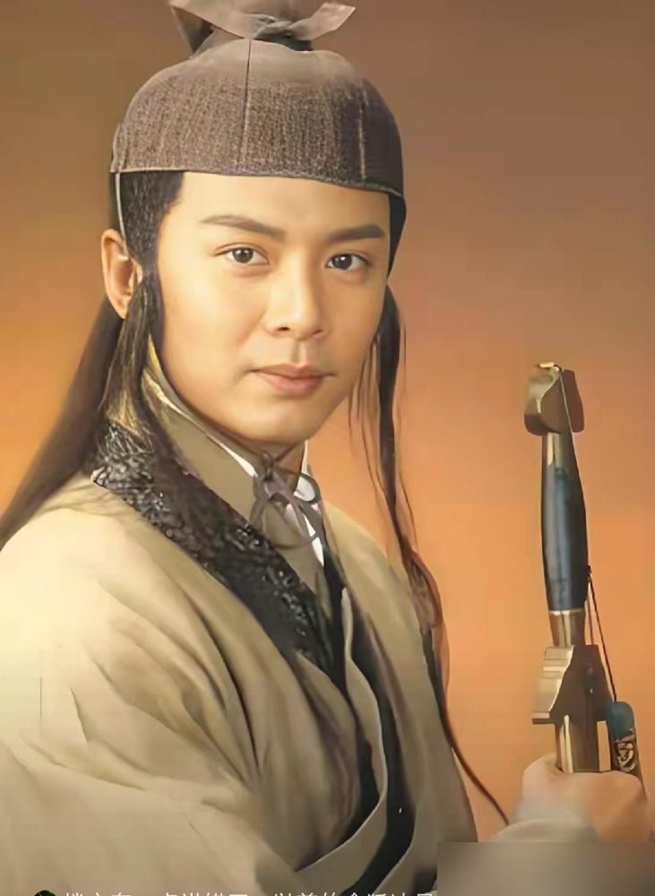 金庸当年气得要告于正，就因为他把东方不败写成女人，还跟令狐冲搞对象。
老爷子眼里，东方不败得是个剃了胡子、心理变态的老男人，那才叫还原。可徐克偏不，1992年直接让林青霞穿一身红衣在水里喝酒。
结果呢？豆瓣8.5，华语武侠天花板，那镜头成了影史经典，谁还记得原著里那糟老头子长啥样。
于正那版更
