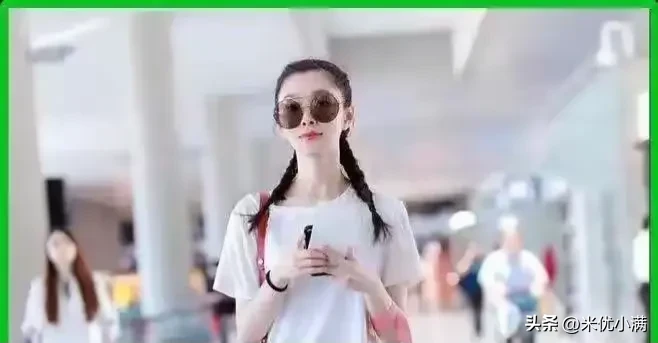宋轶裙装精选图集在社交平台传开。她纤细身形如同精心打磨的玉条，多款修身裙装依次亮相，剪裁贴合身形，把肩腰线条完整展现，简约设计放大她自带的温婉气质。不少圈内熟人私下唠，大伙都夸她驾驭修身裙装的底子扎实，时尚博主紧跟着拆解穿搭思路，不少普通网友蹲这类收腰款裙装，女装店铺也开始上架相似版型单品。
