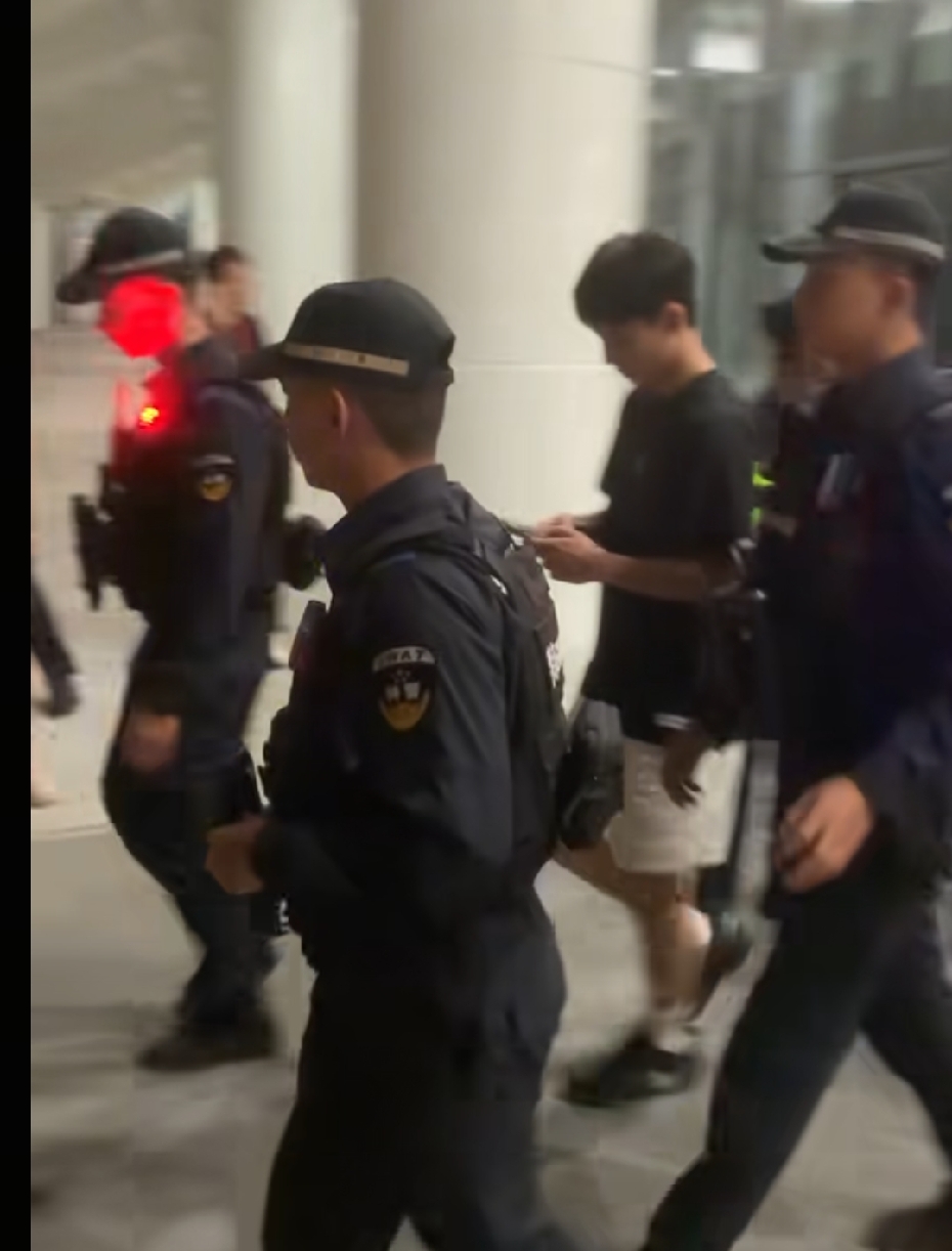 没想到广东队球员徐杰人气这么高啊，徐杰回到家乡广东惠州打球，家乡的球迷父老乡亲们都知道了，纷纷见到了徐杰，纷纷要签名合影的，其中徐杰离开的时候更是出动了多名保安的护送下离开啊，这人气太高了啊，要是估计没有保安的话，徐杰在惠州都走不了啊