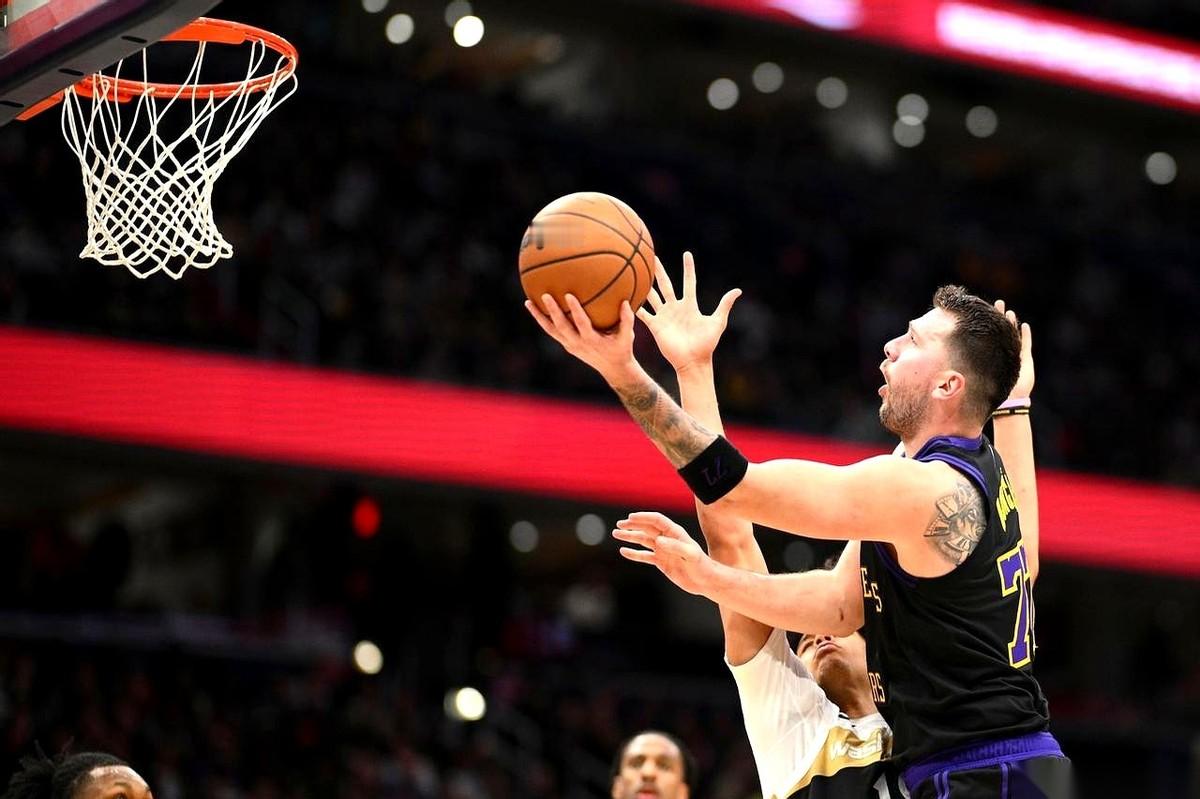 比赛还没开打，湖人直接把三张王牌全扣了。 灯光打下来，对手雷霆队已经开...