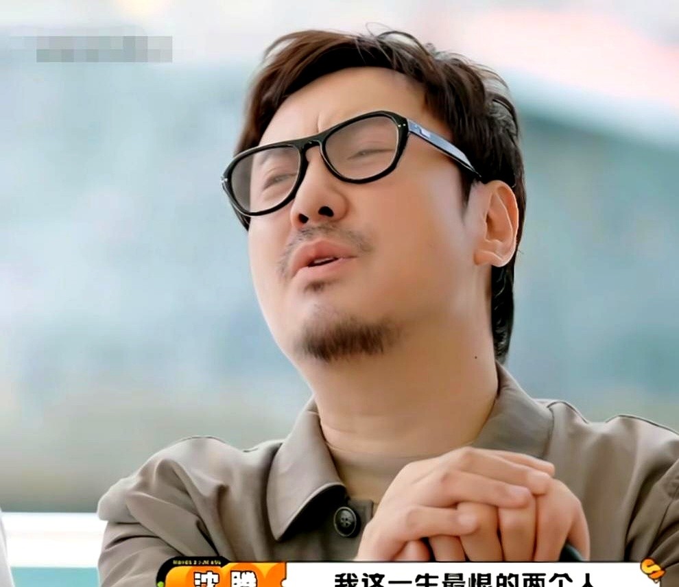“我这一生最恨的，是我父亲和我母亲。”沈腾眼眶通红，猛地顿住。

全场倒吸一口气。马丽翻了个白眼，一把抢过话筒：“恨他们把你生得太优秀了吧？”

煽情一秒变相声。沈腾瘫在椅背上，嘴角一歪：“基因太强大，连个缺点都挑不出。”马丽指着他的鼻子喊低调，他手一摊：“实力不允许啊。”

这种把极度自恋玩得一点