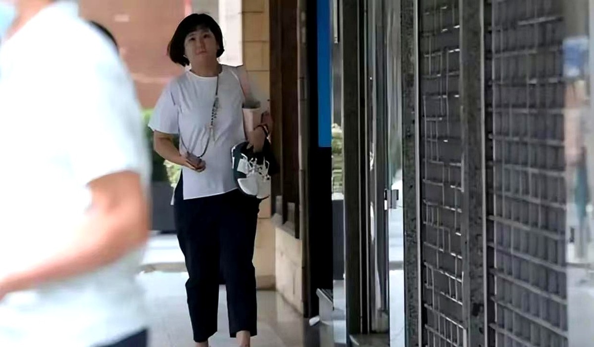 Selina产后没瘦回闪电，键盘侠急得跳脚，直接把她和张惠妹、梁静茹打包嘲笑成圆满姐妹。

人家靠嗓子红了二十年，开演唱会连唱三小时不带喘。底下听歌的人一边跟着合唱流眼泪，一边掏出手机敲键盘骂人家胖，这双标玩得真溜。

四十多岁生完孩子，非得饿得前胸贴后背才叫自律？Selina现在抱着孩子笑出双下巴