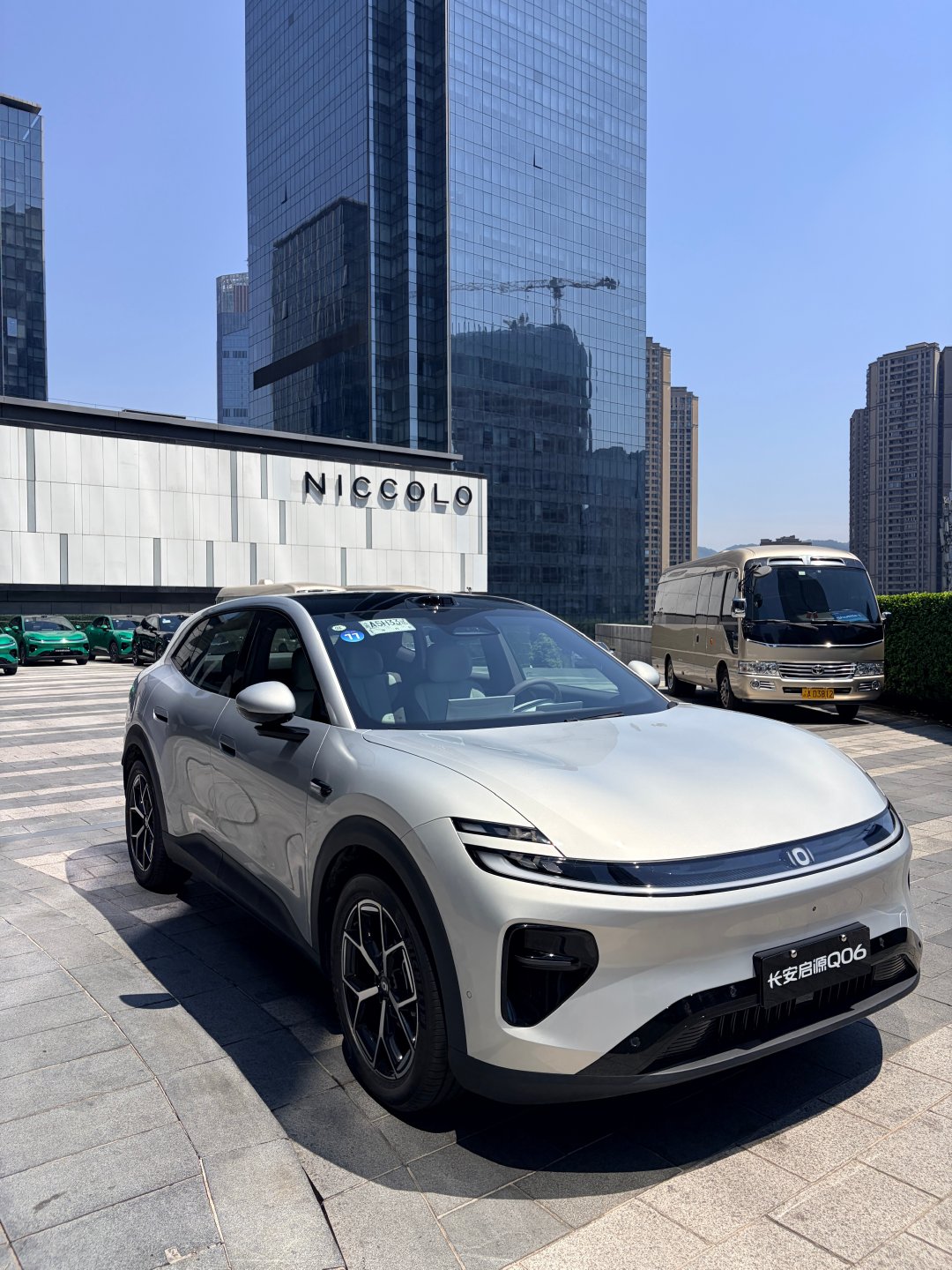 干活，今天开长安启源Q06，
在8D城市重庆好好试试辅助驾驶！  ​