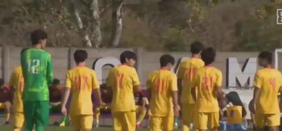 U17国足去年11月踢5场预选赛，进42球，一个没丢；今年10月在伦敦踢两场，一个没进，丢了4个。
反差不在实力，在于对手换了。去年11月30日那五场，对手是亚洲杯预选赛级别的队伍，新华社当时的报道写的是5战全胜、42球零失球、小组第一晋级。今年10月2日首战坦桑尼亚，第83分钟被绝杀，0比1。10