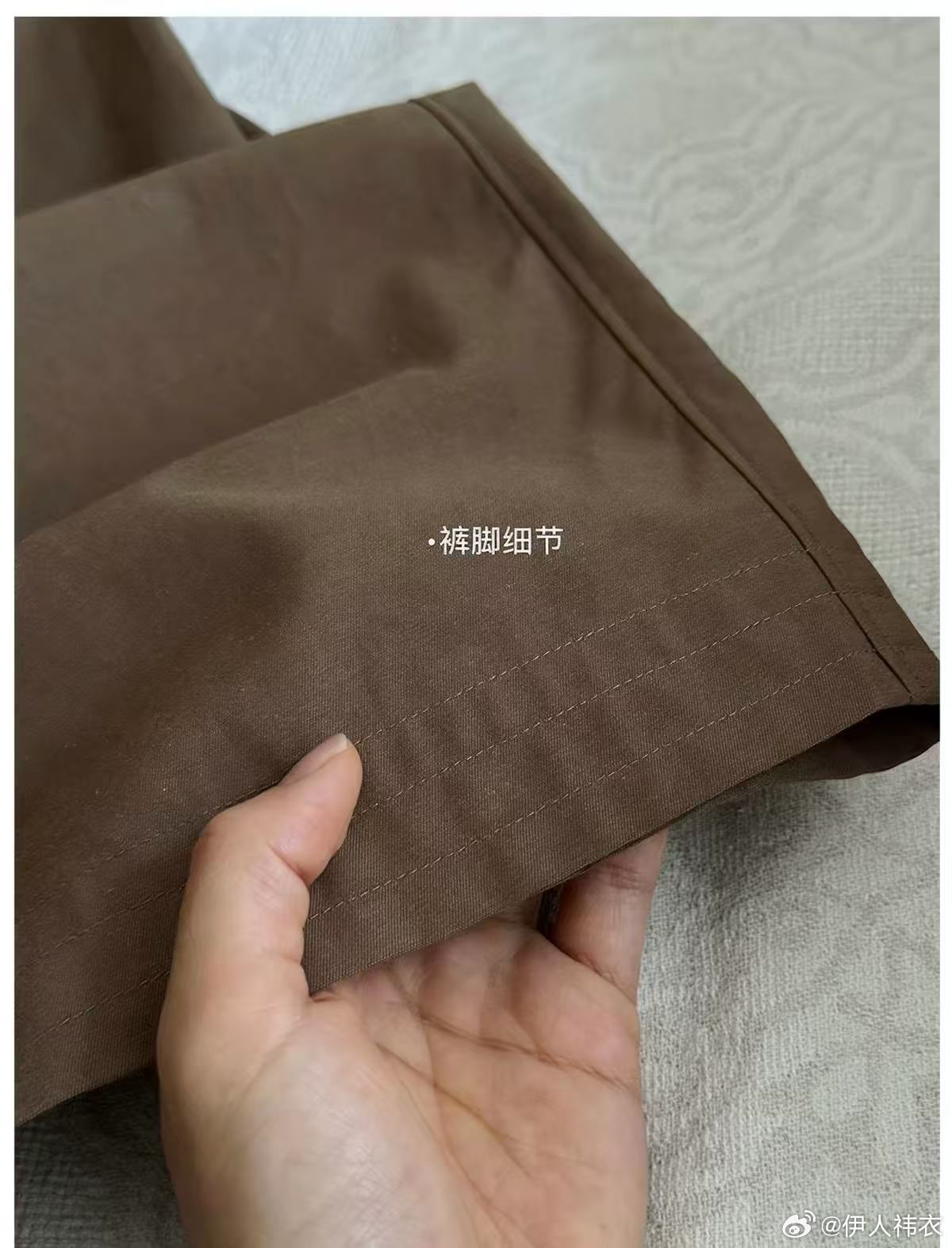 早秋的第一条裤子。不想一秒入秋，又希望在季节交替之际来点仪式感。这条，浓淡相宜，一切都是刚刚好。明天来。穿搭[超话]好物推荐 ​​​