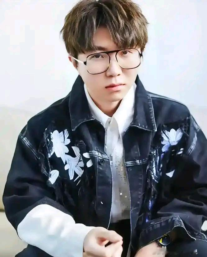 终于弄明白了，为什么毛不易出道比汪苏泷顺那么多。
 
前两天刷到个帖子，说毛不易比赛那会儿，人气一直垫底，结果《消愁》一出来，三天播放量就破亿，薛之谦在台上听完都想给他跪一个。从那以后，毛不易的人气就再也没输过。
 
可汪苏泷呢？说起来也是创作才子，《年轮》《小星星》《后会无期》哪首不是火遍大街小巷