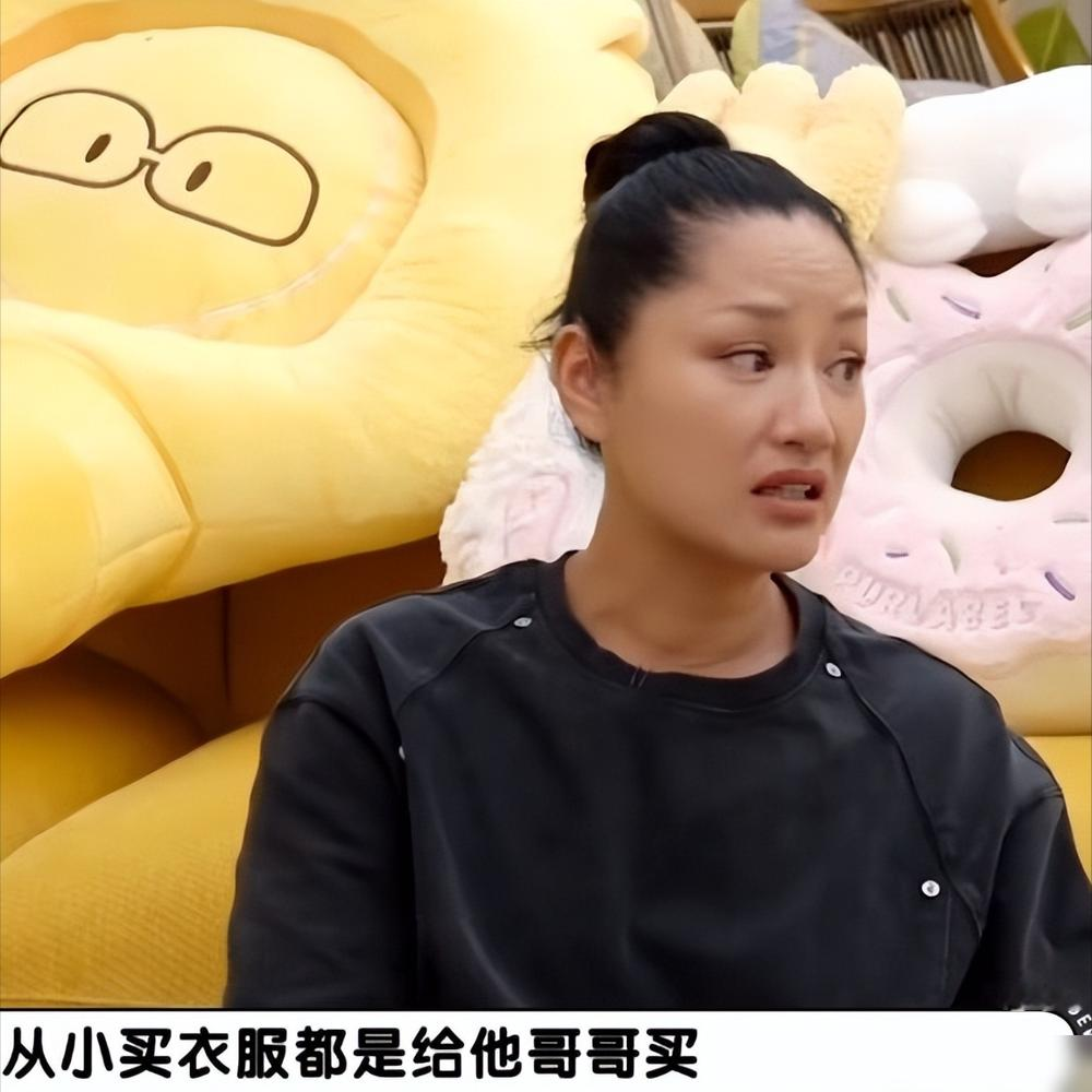 瞿颖说：胡兵妈妈前两年过世了。胡兵有一个比他大两岁的哥哥。小时候他家里条件也没那么好。他妈妈为了节省，只给哥哥买衣服买鞋子。等哥哥把这些衣服鞋子穿过一两年后，才能轮到胡兵穿。
最让人心酸的是，当年小胡兵常光着脚，眼巴巴地问：现在轮到我试鞋了吗？谁能想到，那个只能捡哥哥旧鞋穿的穷小子，心里憋着多大一