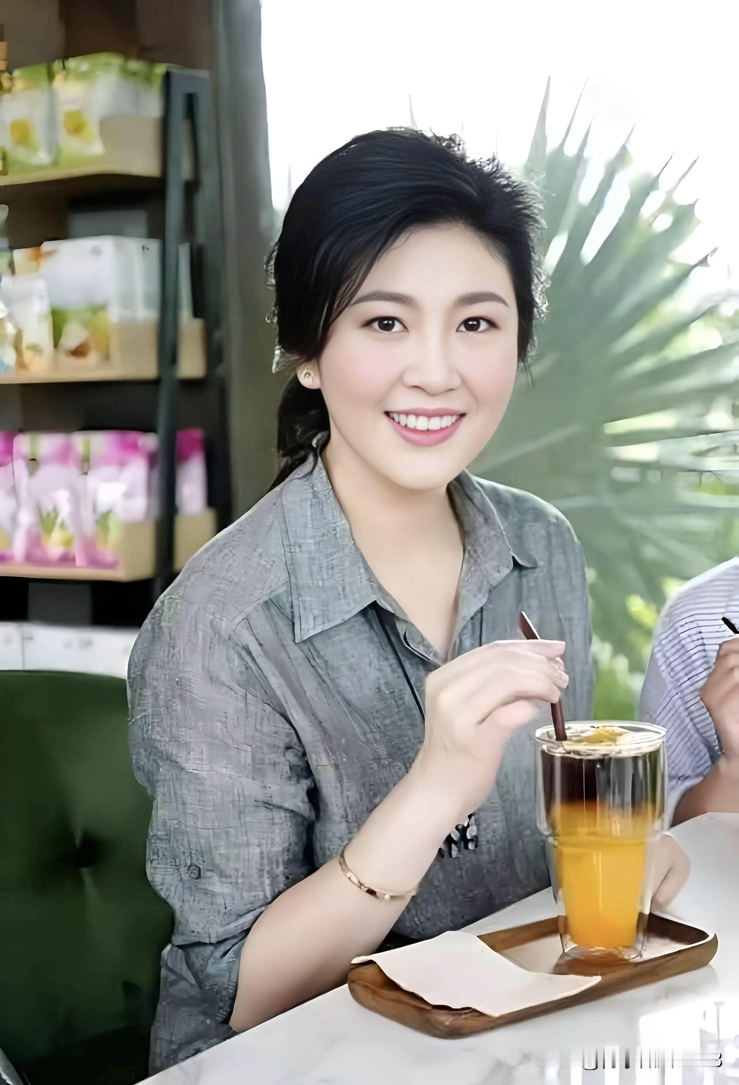 她好美啊，五官深邃立体，眼神清澈，笑容腼腆，体态轻盈，皮肤身材还保养的...