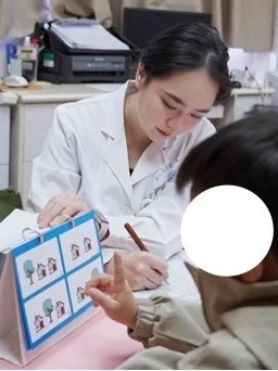 幼儿园老师提醒后，立刻带娃做了语言干预