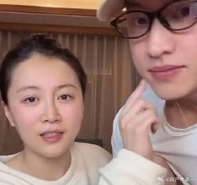 李嘉格直播神回复！被问孩子同意恋爱吗？一句“我管他同不同意”笑翻全场<...