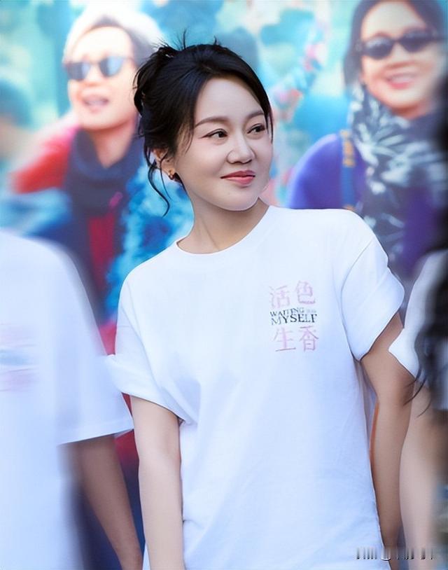 55岁闫妮活得松驰通透，背后藏着22年前那场离婚！