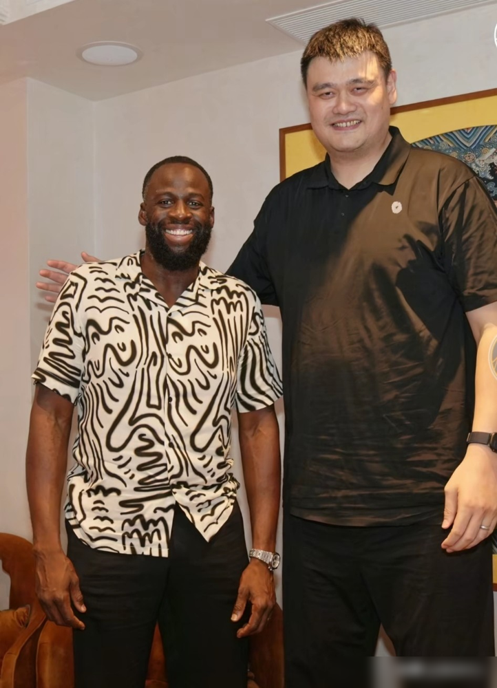 追梦格林在NBA横着走，见了姚明，直接变成小学生。2米01的大汉，往姚明旁边一站，头刚到肩膀，姚明得低着头找他说话。勇士官媒自己都乐了，管这叫传奇联动，评论区全在刷原来追梦也有仰视别人的一天。这哥们在场上怼天怼地，在中国行见了姚明，全程乖巧，合影时还特意挺了挺胸，结果还是差出去一个头。25厘米的差距