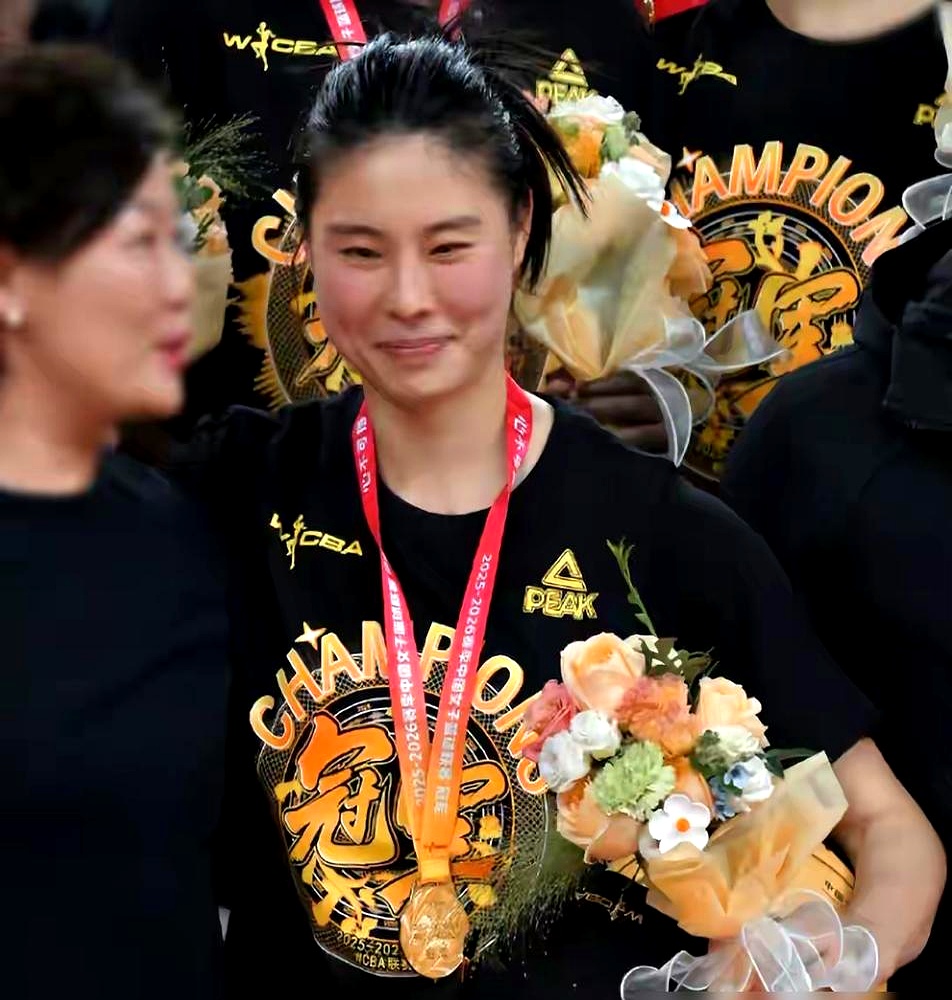 平时看球感觉普普通通，一到生死局就变“神”了，这人啥来头？    说的...