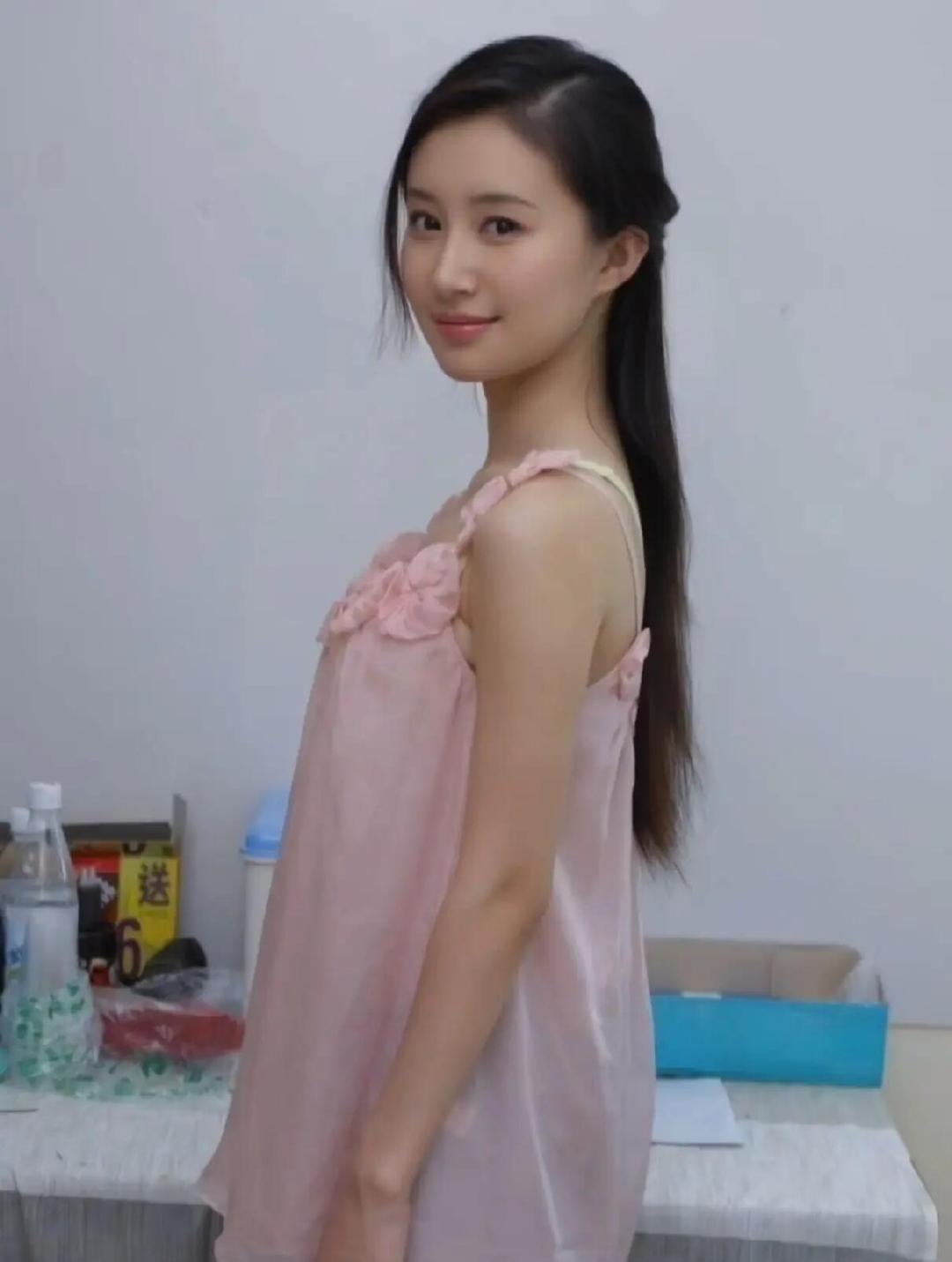 #舒畅 脸# 其实不是这样的。舒畅前几天直播，脸很平整，状态很好很白。早期那么灵动，一直都很喜欢她。 ​