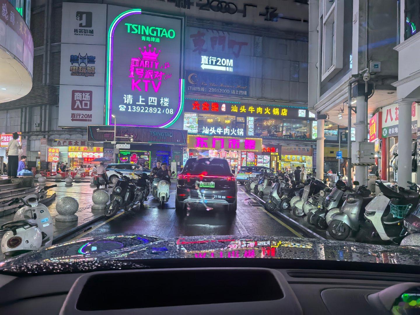 今晚下大雨，但也耐不住去试了一下#问界m6# 智驾表现，挑了深圳当年的繁华地：东门，表现确实能打～

走了后半段，我突然想起来，深圳可是华为乾崑的主场阿～ ​