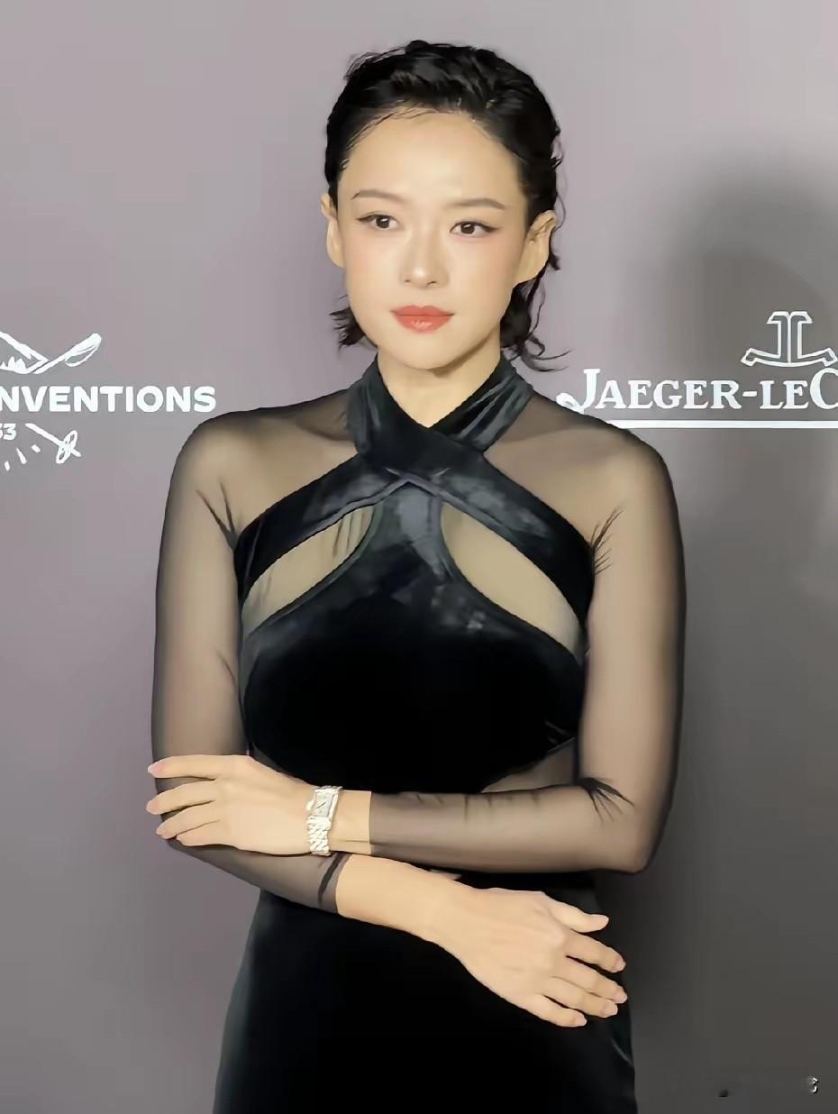 汪峰看到现在的章子怡会后悔吗？47岁的章子怡出席活动，确实很美了，也年轻了，不过仔细看，医美还是很明显的，耳朵和腮帮子都有些鼓肿的感觉，皮肤比以前精致了，皱纹也看不出来，一身黑色的吊带裙，气场强大，对于汪峰这样的，还是喜欢年轻、没有那么强势的。