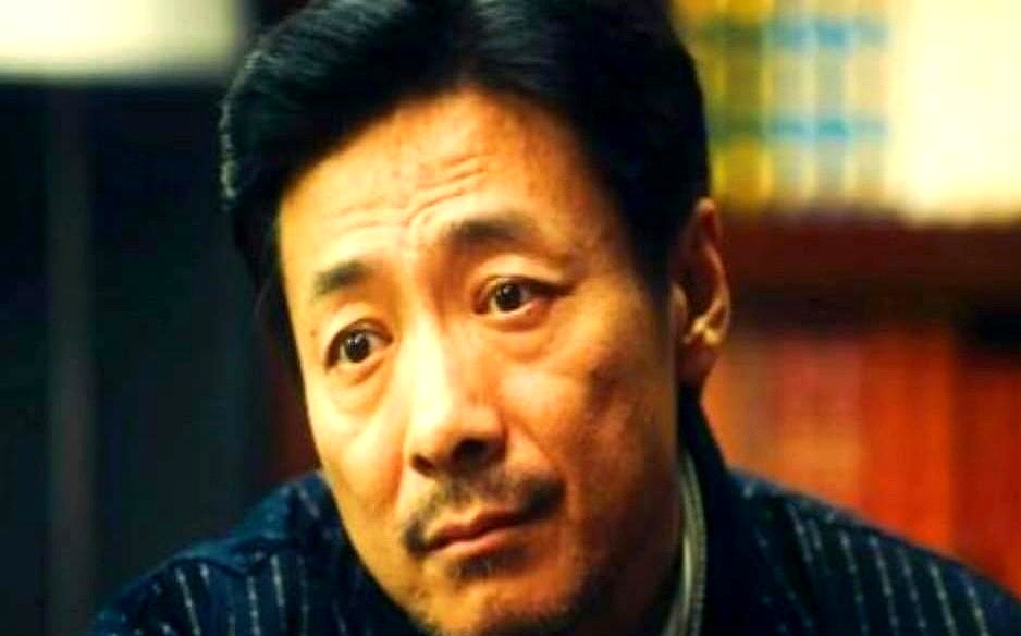 剧组原定演员吃海鲜过敏跑了，欧豪一个电话把祖峰拽来救场，总共就给了十几天档期。

结果戏里祖峰就咽了个唾沫，满屏弹幕直接炸了，全在刷“李涯回来了”。欧豪坦言最怕跟祖峰对戏，怕的根本不是台词多，而是怕小心思被看穿。祖峰就站在那不动声色，逼得欧豪必须把每一口气、每一个眼神都想明白，稍微松一下，这戏当场就