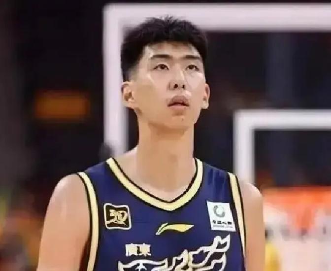 广东男篮终于坐不住了，内线被各路对手轮番上课之后，他们把主意重新打回了自家租出去的年轻人身上。
坊间正传得沸沸扬扬，广东正跟同省兄弟广州队紧急接洽，想把徐昕提前给弄回来。
当初为了让年轻苗子有球打，广东一口气签了四年租借长约，好在手里还攥着一份提前回购的底牌。
谁能想到徐昕换了个环境直接脱胎换