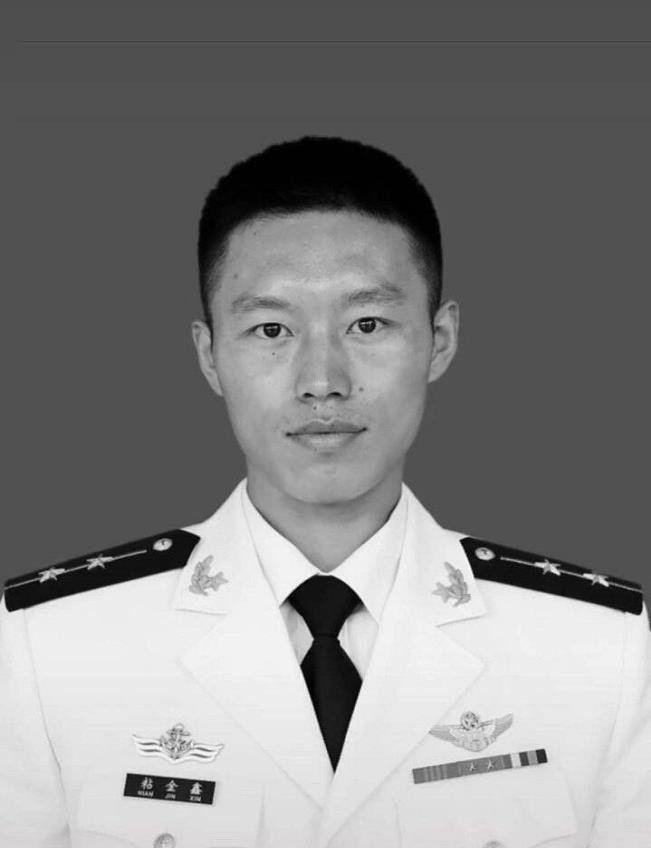 让我们一起缅怀英雄，海军飞行员任永涛、粘金鑫。当时他们本有时间逃生，可为避免群众伤亡，他们选择迫降。这就是中国军人！ 
请记住飞行员英雄的名字： 
任永涛，终年37岁，陕西西安人。 
粘金鑫，终年27岁，山东烟台人。 
致敬海空卫士，祖国和人民不会忘记！ ​​​