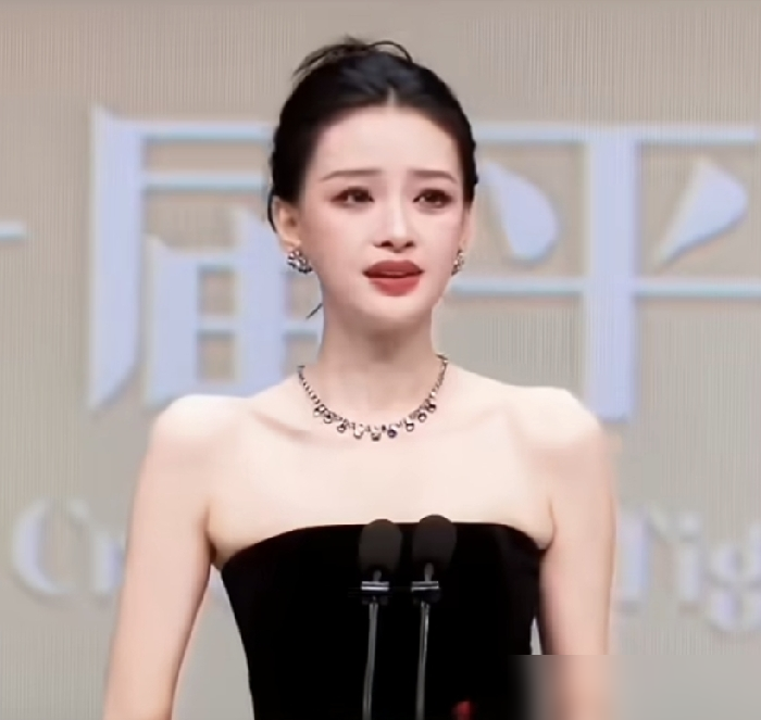 孙怡在台上哭得发抖，董子健坐台下笑着鼓掌，导播这镜头切得真够损的。
平遥影展，孙怡靠《爱情笑话》里的小美拿了费穆荣誉最佳女演员，出道头一回。台上哽咽着说，没想演她的激烈，只想跟她一起在亲密关系里挣扎、褶皱。
镜头一转，前夫董子健是青年评审主席，正坐底下。没躲，没低头，平静看着舞台，大方抬手拍了几