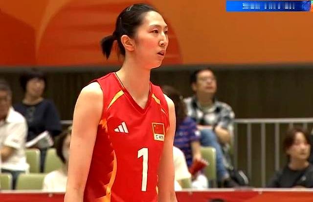 亚运会女排小组赛第二场，中国女排对决哈萨克斯坦女排，胜者直接以小组第一出线。
 

这场球在赛前就没有任何悬念，中国女排根本没有输球的理由，真要丢掉一局那都算发挥失常，只要队伍稳住心态，3比0拿下本该毫无压力。
 

可二十五比十八拿下首局之后，屏幕前的球迷估计很难真正把心放肚子里。
 

比分看着