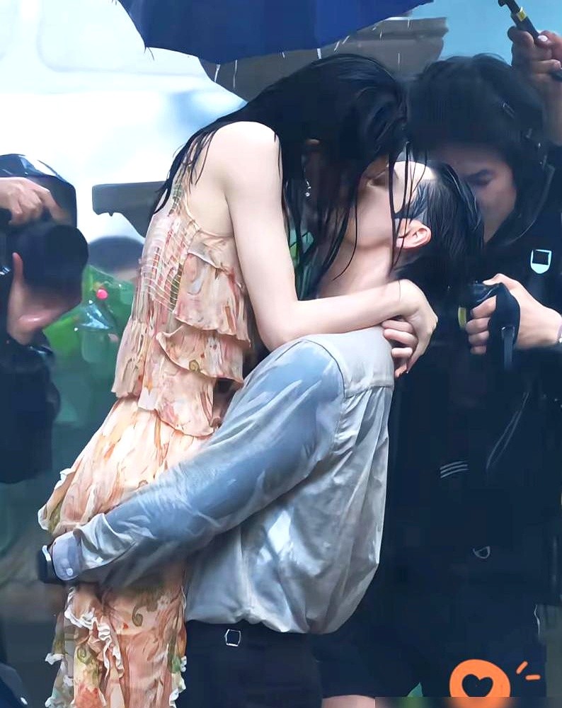孙红雷拍完一场吻戏，当场差点吐了，回家难受了好几天。

当年拍《像雾像雨又像风》，对手戏是李小冉。为了这场戏，孙红雷开拍前硬是把牙刷了三遍。结果李小冉进组前，闷头干了一碗韭菜馅馄饨。

嘴一凑上来，孙红雷胃里直接翻江倒海。

强忍着把镜头熬完，他后来上节目提起来还心有余悸，扬言以后吻戏能错位就错位。