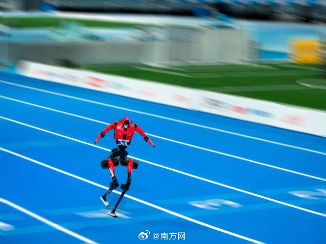【让机器人跑出“闪电”般的速度，是为了让人走得更远】8月22日，第二届世界人形机器人运动会400米赛道上，深圳荣耀自研机器人“闪电”以40.6秒冲线，打破了南非名将范尼凯克2016年里约奥运会创造的43秒03的纪录。次日决赛，它又把成绩推进到39.45秒。消息一出，“机器人跑赢人类”的感慨刷屏网络。但 ​