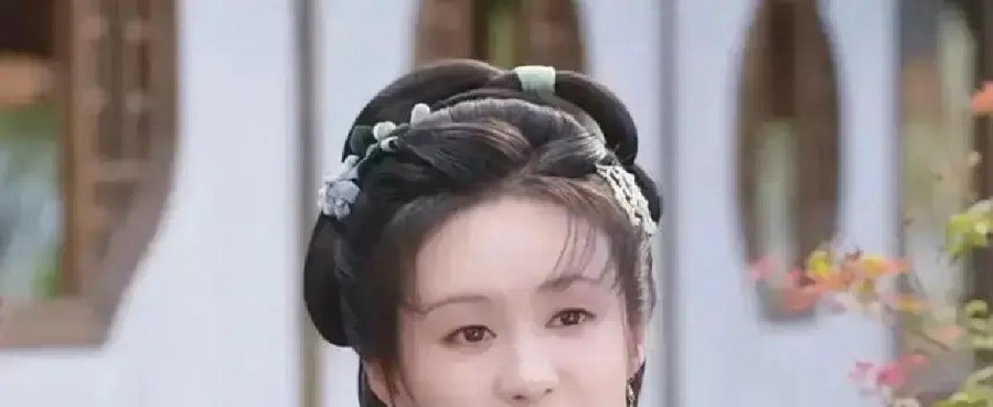 剧组花8个月搭出40亩真园林，郑合惠子拍完撂下话：片酬再高，这种组以后不来了。理由不是剧本，不是番位，是蚊子。
这话是2026年9月19日晚，郑合惠子在《兰香如故》“杜翠雀角色复盘局”直播里说的。原话是“片酬再高，这种组以后我可不来了”。她说的是拍摄期间被蚊子咬到崩溃。
《兰香如故》这个组确实下了本