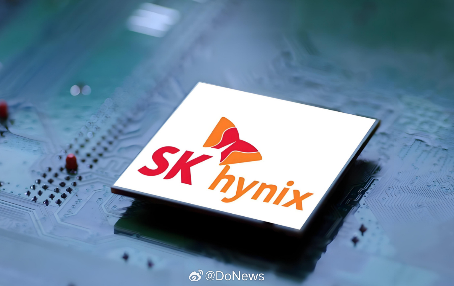 【#SK海力士或将派息16万亿韩元#】本周三，韩国存储巨头SK海力士即将对外发布第三季度财报。而该公司最近透露，SK海力士届时还将同步对外公布股东回报相关举措。此前媒体报道称，公司正考虑派发规模约16万亿韩元（约合人民币808.47亿元）的特别股息。 ​​​​（财联社）#存储双雄最新财报来袭# ​