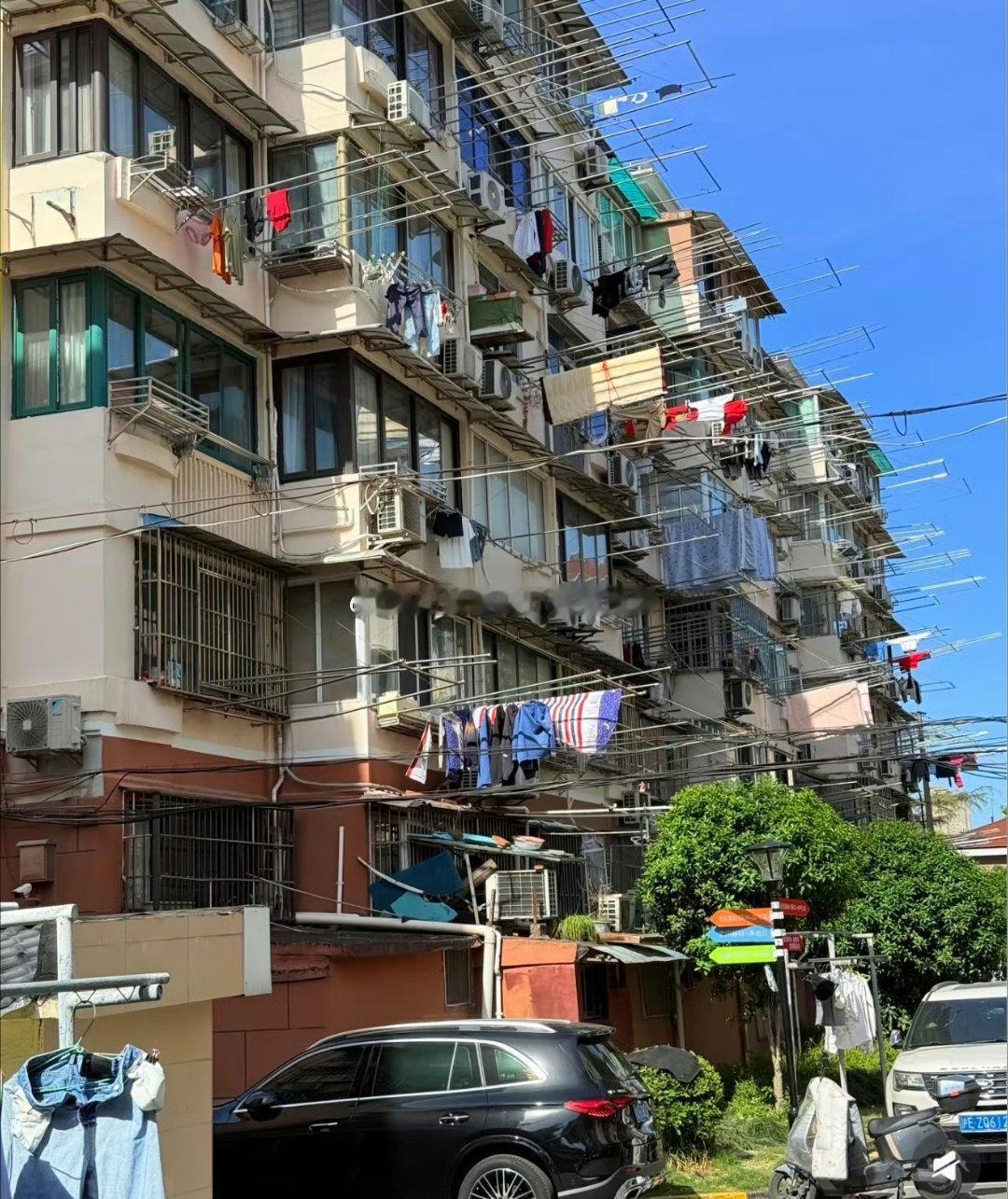 #北京一套房369万跌到229万#
时代大环境的走向不可逆转。对于流出型城市，很难在涨，只能跌。流速型城市，区块化，贫民窟和豪宅两极分化。
收入、房🏠价都存在巨大泡沫。” ​