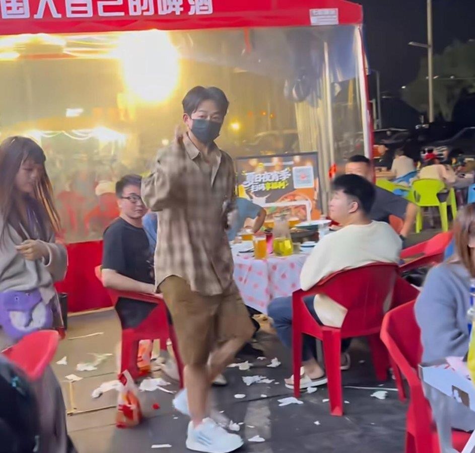 陈楚生跑完三场音乐节从侧门溜了，被王栎鑫扛着走的画面成了这两天最出圈的饭后谈资。泸州音乐节刚散场，哥几个聚餐离席的画面就被蹲守的网友撞了个正着。苏醒走正门，步子稳当，还跟门口的人点头示意，一副“今晚我最清醒”的架势。另一边侧门，陈楚生被王栎鑫架着胳膊往外带，腿脚明显不太听使唤。网友直接笑喷：这是连轴