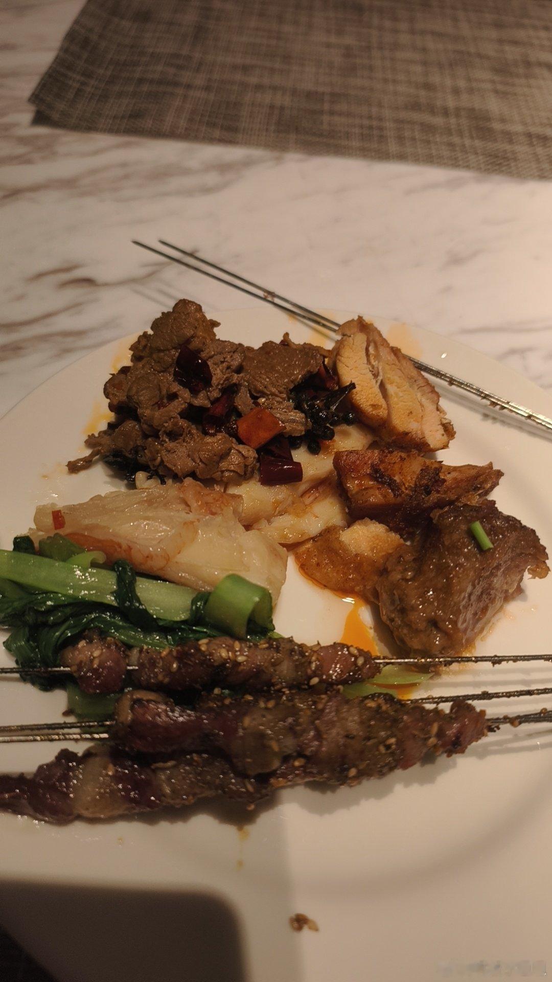 #女生自助餐暴食开腹取出三斤残渣#这个……，很多媒体老师吃自助餐只吃海鲜了，比如……可是我对中餐情有独钟，但如果都疯狂吃，那不得胃炸了 ​