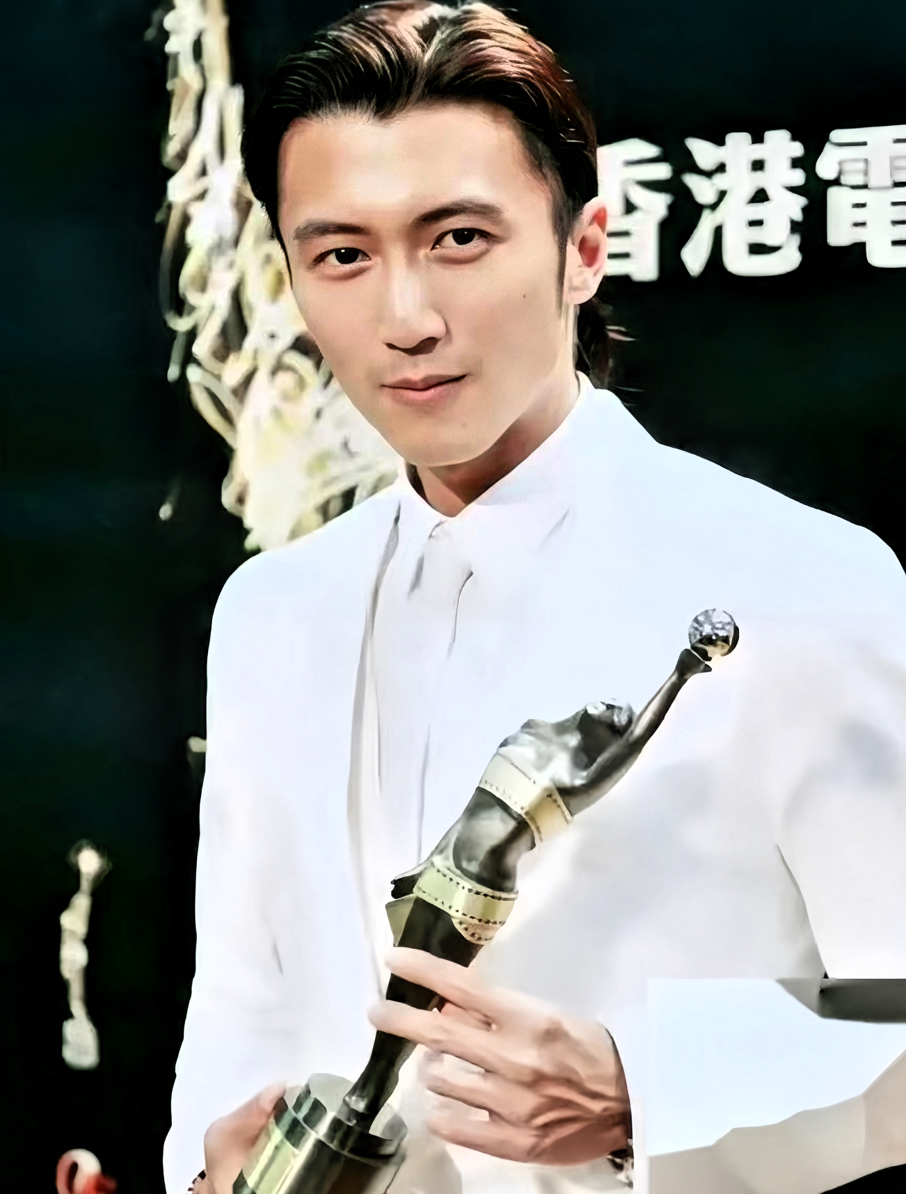 现在才明白，谢霆锋为啥这两年不香了？
不是他演技退步了，也不是老了不帅了，而是他懂得取舍了！

最近发现一个事儿：谢霆锋好像不那么「刷脸」了。

没怎么上综艺，热搜也不凑热闹。一开始还以为他淡了，后来一看——人家2025年启德开唱，票秒没；「进化」巡演一路开到内地，场场满。电影那边早年就拿过金像影帝