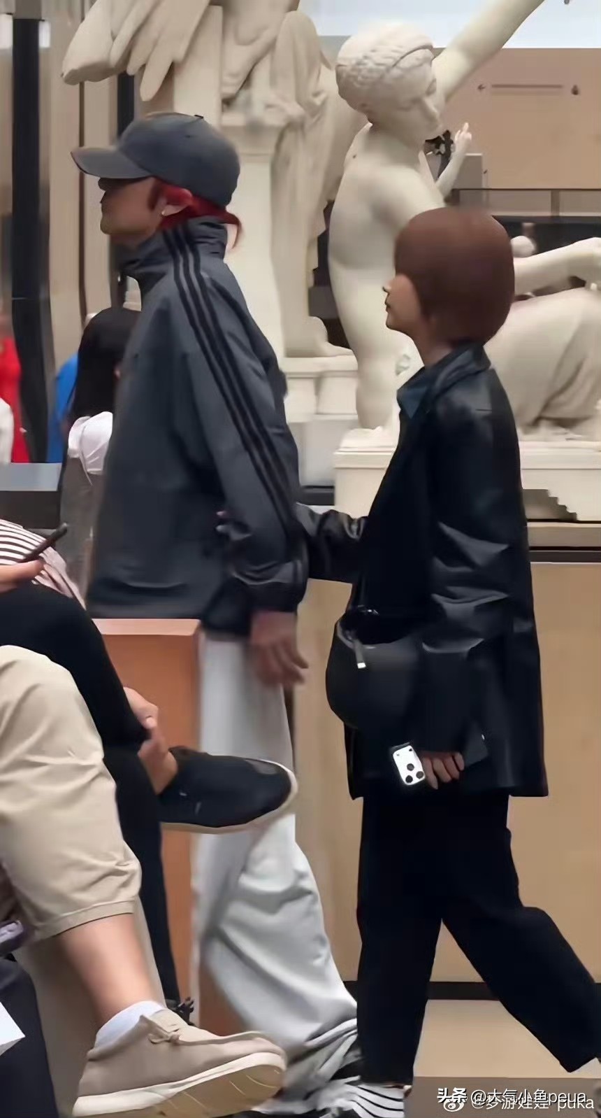 网友在法国奥塞博物馆偶遇李荣浩杨丞琳，这画面也太甜了吧！
杨丞琳本人真的好瘦好娇小，看着也就一米六左右，但状态很在线。看展时还抱着李荣浩，妥妥的小鸟依人，结婚这么多年还这么黏，真夫妻就是好嗑。
艺术馆里看展顺便撒糖，浪漫值直接拉满。
果然恩爱不用演，细节里全是糖，祝福这对！