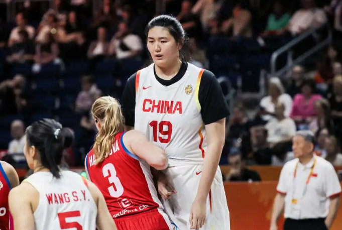 #中国女篮大概率小组出线#中国女篮74比70险胜捷克，拿下出线关键战，最后一轮，即使中国队负于意大利，捷克预计也会输给美国，中国女篮将以胜场优势出线。 ​
