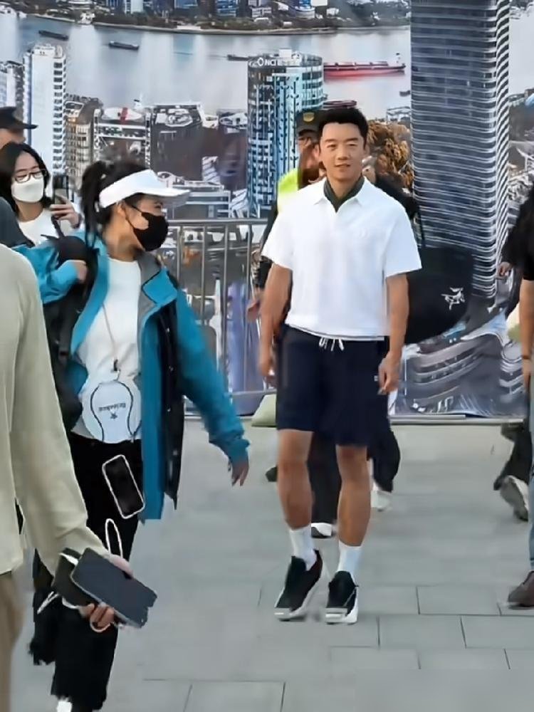 北外滩网球场，江疏影和郑恺对拉，没妆发没跟拍，就俩老同学闷头打球。
上戏同窗二十年，一个刚在《夜色正浓》里演完被婚姻捶打的苏门，一个刚录完海岛综艺又接了《有喜的日子》。荧幕上各演各的悲欢，私下约球连助理都不带。
郑恺球路猛，江疏影也不让，捡球时还互怼两句。路人拍到的视频里，她笑得跟上学时一样没包